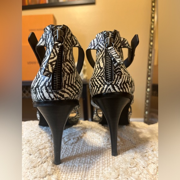 Joe's Jeans Womens High Heels Strappy Ankle Zip Zebra Print Black/White Size 8 - Picture 3 of 6